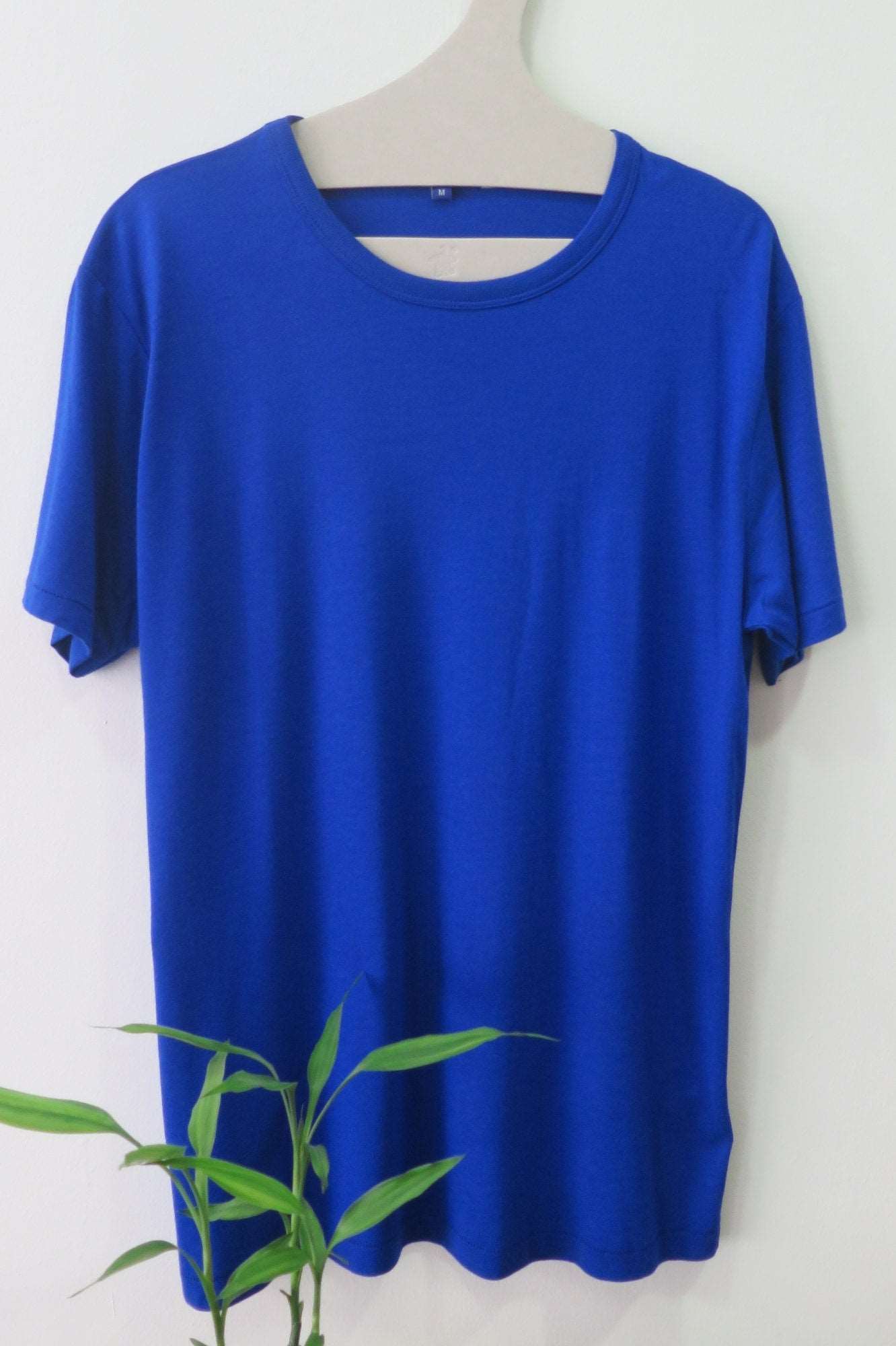 Camiseta azul klein de algodón orgánico y bambú